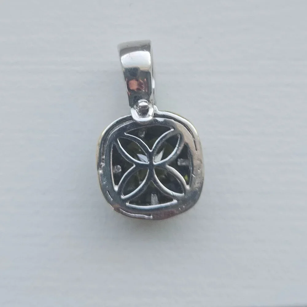 PENDANT WITH GREEN FACETED GLASS CENTER STONE SURROUNDED BY RHINESTONES